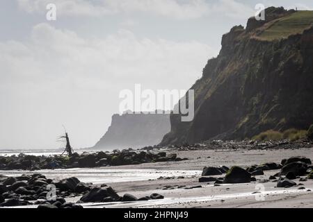 Strand, Felsen und Klippen, Ohawe Beach, South Taranaki, North Island, Neuseeland Stockfoto