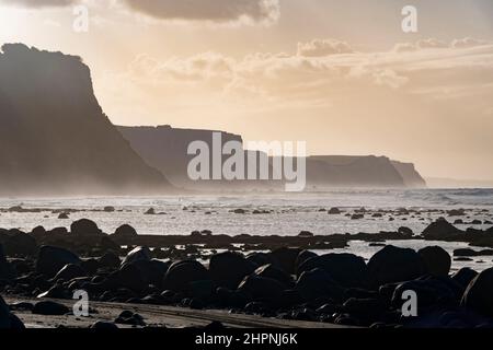 Strand, Felsen und Klippen, Ohawe Beach, South Taranaki, North Island, Neuseeland Stockfoto