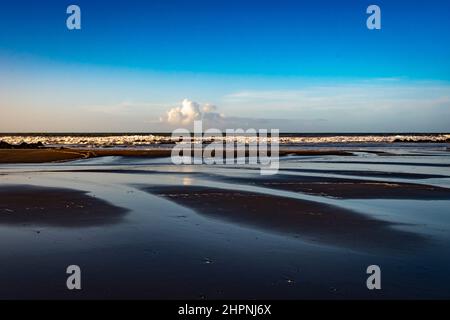 Strand, Felsen und Klippen, Ohawe Beach, South Taranaki, North Island, Neuseeland Stockfoto