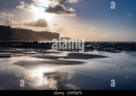 Strand, Felsen und Klippen, Ohawe Beach, South Taranaki, North Island, Neuseeland Stockfoto