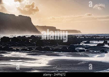 Strand, Felsen und Klippen, Ohawe Beach, South Taranaki, North Island, Neuseeland Stockfoto