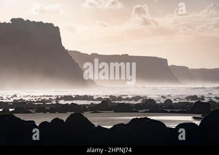 Strand, Felsen und Klippen, Ohawe Beach, South Taranaki, North Island, Neuseeland Stockfoto