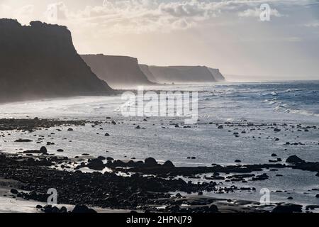 Strand, Felsen und Klippen, Ohawe Beach, South Taranaki, North Island, Neuseeland Stockfoto