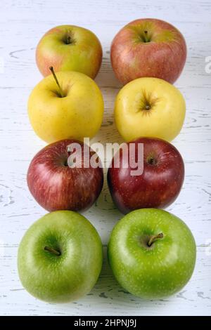 Sechs bunte Äpfel auf weißem Holzhintergrund Stockfoto