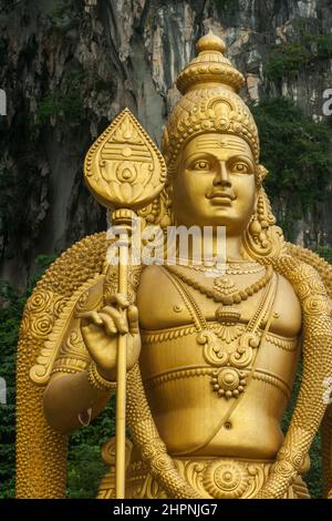 Nahaufnahme des Gesichts der Murugan-Statue (Tugu Dewa Murugga) in den Batu Caves, Selangor, Kuala Lumpur. Höchste Statue einer hinduistischen Gottheit in Malaysia Stockfoto