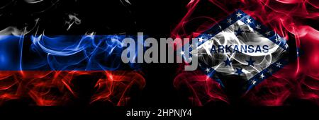 Donetsk Volksrepublik vs. Vereinigte Staaten von Amerika, Amerika, USA, USA, Flagge von Arkansas, Arkansan. Rauchfahnen nebeneinander platziert isoliert o Stockfoto