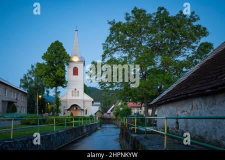 Kirche im Dorf Bela Dulice, Slowakei. Stockfoto