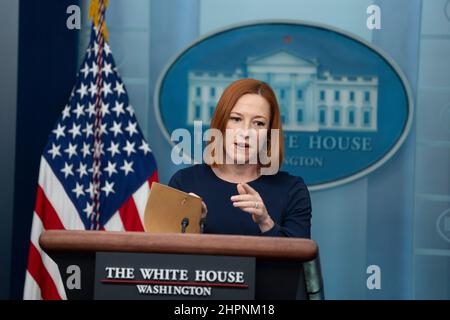 Washington, Vereinigte Staaten Von Amerika. 22nd. Februar 2022. Jen Psaki, die Pressesprecherin des Weißen Hauses, nimmt am Dienstag, dem 22. Februar 2022, an einer Briefing im Weißen Haus in Washington, DC Teil. Bild: Chris Kleponis/Pool/Sipa USA Bild: SIPA USA/Alamy Live News Stockfoto