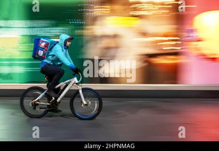 Deliveroo Fahrrad-Lieferer Beschleunigung in der Nacht BHZ Stockfoto
