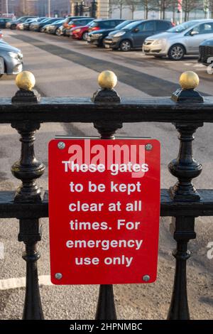 Warnschild am Nottor an den Three Graces in Liverpool Stockfoto