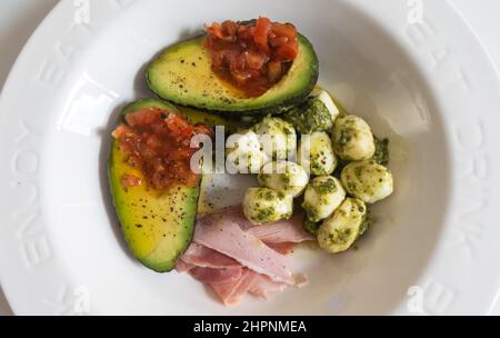 Gemischtes Antipasto, Avocado, Salsa, Mozzarella-Kugeln, gekochter Schinken Stockfoto