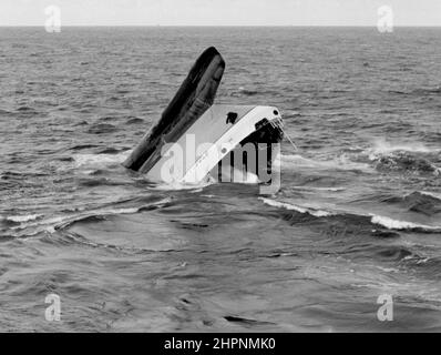 AJAXNETPHOTO. NOVEMBER 1975. ENGLISCHER KANAL. - GORIZONT-KOLLISION - DIE BÖGEN DES RUSSISCHEN FISCHEREIVERSORGUNGSSCHIFFS GORIZONT RAGEN AUS 38 FADEN WASSER, WO SIE IN DER NACHT VOM 25TH. NOVEMBER '75 IM KANAL 22 MEILEN SÜDLICH DER ISLE OF WIGHT SANK. DIE GORIZONT SANK NACH EINER KOLLISION MIT DER IFNI, EINEM MAROKCAN FRACHTSCHIFF. IHRE BESATZUNG WURDE VON DEM RUSSISCHEN TRAWLER, DEN SIE LIEFERTE, ABGESETZT UND ES WURDEN KEINE VERLETZTEN VERMUTET.FOTO: AJAX NEWS PHOTOS REF:752811 9 Stockfoto