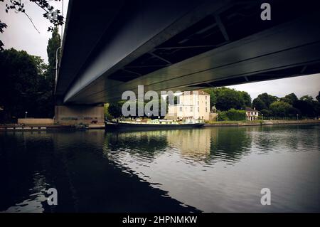 AJAXNETPHOTO. BOUGIVAL, FRANKREICH. - DIE SEINE - BLICK UNTER DER MODERNEN BRÜCKE, DIE DAS DORF BOUGIVAL MIT DER ILE DE LA CHAUSSEE VERBINDET. DIE IMPRESSIONISTISCHEN KÜNSTLER DES 19TH. JAHRHUNDERTS ALFRED SISLEY UND CAMILLE PISSARRO HABEN IN DER NÄHE VON HIER STUDIEN ÜBER DAS FLUSSLEBEN GEMACHT.FOTO:JONATHAN EASTLAND/AJAX REF:RD120906 2384 Stockfoto