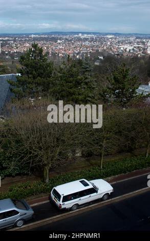 AJAXNETPHOTO. LOUVECIENNES, FRANKREICH. - ENTFERNTE VORORTE - BLICK NACH NORDOSTEN IN RICHTUNG CHATOU, CROISSY SUR SEINE UND LE VESINET, WESTLICHE VORORTE VON PARIS, VON DER ALLEE DES SOUDANES. EINE SZENE, DIE VON IMPRESSIONISTISCHEN KÜNSTLERN DES 19TH. JAHRHUNDERTS GESEHEN WURDE, DIE IN DER GEGEND LEBTEN UND ARBEITETEN. FOTO: JONATHAN EASTLAND/AJAX REF:D60104 0837 2 Stockfoto