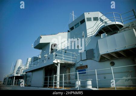 AJAXNETPHOTO. 3RD AUGUST 2011. HMS BRISTOL, PORTSMOUTH, ENGLAND. - HOCH AUFRAGENDER ÜBERBAU. FOTO: JONATHAN EASTLAND/AJAX REF; RD110308 2103 Stockfoto