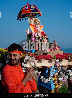 AJAXNETPHOTO. WORTHING, ENGLAND. 28TH. AUGUST 2017. - Ganesh Festival in Großbritannien feiern - Mitglieder der lokalen Hindu-Gemeinschaft tragen ein Modell von Lord Ganesh in Richtung Meer. Auch bekannt als Ganesh Chaturti, feiert das wichtige Fest den Elefantenköpfigen Sohn von Herrn shiva und Göttin Parvati, ein Symbol für Weisheit, Wohlstand und Glück. Das Modell ist aus Gips von paris gefertigt und löst sich im Meerwasser auf. FOTO: JONATHAN EASTLAND/AJAXREF:GXR172708 76795 Stockfoto