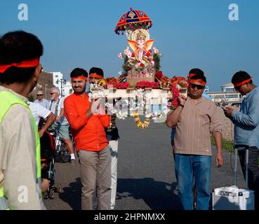 AJAXNETPHOTO. WORTHING, ENGLAND. 28TH. AUGUST 2017. - Ganesh Festival in Großbritannien feiern - Mitglieder der lokalen Hindu-Gemeinschaft tragen ein Modell von Lord Ganesh in Richtung Meer. Auch bekannt als Ganesh Chaturti, feiert das wichtige Fest den Elefantenköpfigen Sohn von Herrn shiva und Göttin Parvati, ein Symbol für Weisheit, Wohlstand und Glück. Das Modell ist aus Gips von paris gefertigt und löst sich im Meerwasser auf. FOTO: JONATHAN EASTLAND/AJAXREF:GXR172708 76797 Stockfoto