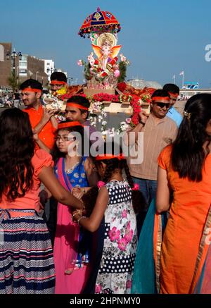 AJAXNETPHOTO. WORTHING, ENGLAND. 28TH. AUGUST 2017. - Ganesh Festival in Großbritannien feiern - Mitglieder der lokalen Hindu-Gemeinschaft tragen ein Modell von Lord Ganesh in Richtung Meer. Auch bekannt als Ganesh Chaturti, feiert das wichtige Fest den Elefantenköpfigen Sohn von Herrn shiva und Göttin Parvati, ein Symbol für Weisheit, Wohlstand und Glück. Das Modell ist aus Gips von paris gefertigt und löst sich im Meerwasser auf. FOTO: JONATHAN EASTLAND/AJAXREF:GXR172708 76803 Stockfoto