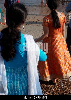 AJAXNETPHOTO. WORTHING, ENGLAND. 28TH. AUGUST 2017. - Feier des Ganesh-Festivals in Großbritannien - Mitglieder der lokalen Hindu-Gemeinde in farbenfrohen traditionellen Kleidern, die an dem jährlichen Festival am Strand teilnehmen. Auch bekannt als Ganesh Chaturti, feiert das wichtige Fest den Elefantenköpfigen Sohn von Herrn shiva und Göttin Parvati, ein Symbol für Weisheit, Wohlstand und Glück. Das Modell ist aus Gips von paris gefertigt und löst sich im Meerwasser auf. FOTO: JONATHAN EASTLAND/AJAXREF:GXR172708 76825 Stockfoto