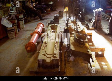 AJAXNETPHOTO. 1970S. PORTSMOUTH, ENGLAND. - KANONENGUSS - REPLIK 18TH JAHRHUNDERT SCHIFF S KANONENGUSS IM GANGE IN VOSPER GIESSEREI IN ALTEN PORTSMOUTH. FOTO: JONATHAN EASTLAND/AJAX REF:200088 Stockfoto