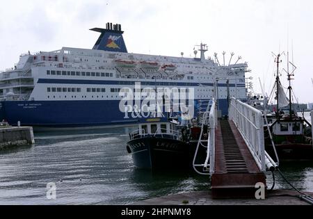 AJAXNETPHOTO. 1994. LE HAVRE, FRANKREICH. - FÄHRDIENST - CROSS CHANNEL AUTO UND FUSSPERSONENFÄHRE P&O STOLZ VON PORTSMOUTH DOCKTE IM HAFEN AN. FOTO: JONATHAN EASTLAND/AJAX REF:EPS210204 16 Stockfoto