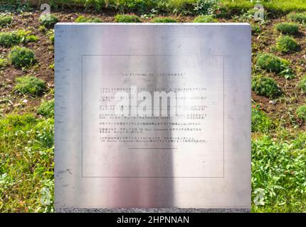 tokio, japan - 28 2021. oktober: Erklärung aus Metall, die die Geschichte des öffentlichen Kunstdenkmals „Flamme der Freiheit“ oder „Flamme der Freiheit“ darstellt Stockfoto