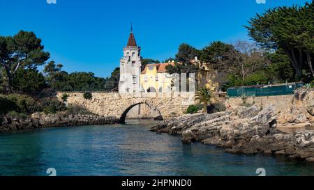 Cascais, Palácio dos Condes de Castro Guimarães, Museum, Bucht und Brücke Stockfoto