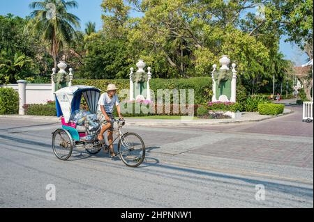 Rikscha-Fahrer in Hua hin. Dies ist ein altes Fischerdorf, das zu einem der beliebtesten Reiseziele in Thailand wurde. Stockfoto