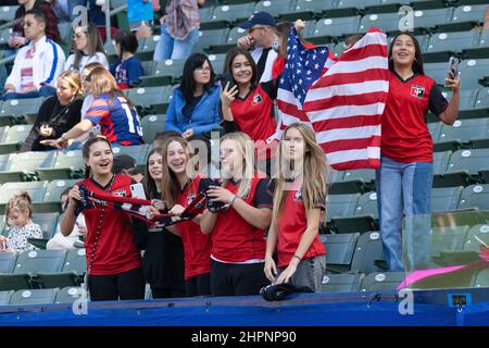 Carson, Kalifornien, USA. 20th. Februar 2022. Fans feiern im Rahmen eines internationalen Fußballmatches zwischen den USA und Neuseeland im SheBelieves Cup im Dignity Health Sports Park in Carson, Kalifornien. Justin Fine/CSM/Alamy Live News Stockfoto