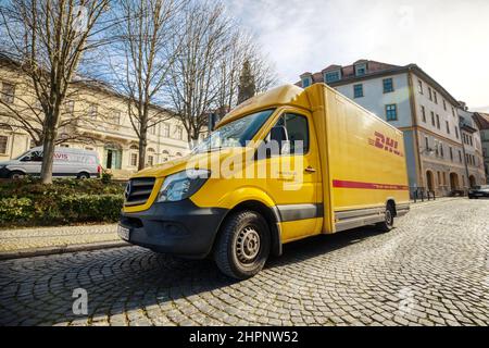 Weimar, Deutschland - 21. Februar 2022: Deutscher Pakettransporter von DHL steht in einer Fußgängerzone, um Pakete zu laden Stockfoto