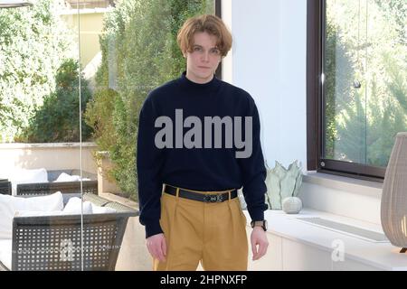 Rom, Italien. 22nd. Februar 2022. Costantino Seghi nimmt an der Fotoaufnahme des Films L'ombra del giorno im Visconti Palace Le Meridien Hotel Teil. Kredit: SOPA Images Limited/Alamy Live Nachrichten Stockfoto