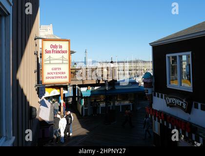 Nur in San Francisco Geschenk- und Souvenirladen am Pier 39 entlang des embarcadero in San Francisco, Kalifornien, USA; Besucher-Geschenkeladen, Erinnerungsstücke, Kuriosen. Stockfoto