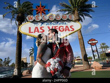 Las Vegas, Nevada, USA. 22nd. Februar 2022. Rose und Ben Taylor aus Washington posieren am 2. Februar 2022 auf dem „Welcome to Fabulous Las Vegas“-Schild. Las Vegas, die Hochzeitshauptstadt der Welt, hat vor kurzem ihre fünfmillionste Hochzeitslizenz ausgestellt. (Bild: © David Becker/ZUMA Press Wire) Stockfoto