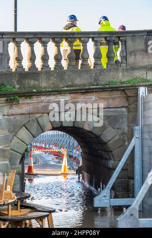 Bewdley, Worcestershire, England, Großbritannien – Februar 22 2022: Hochwasserschutzmaßnahmen und Barrieren werden eingeführt und Notfallteams überwachen die unaufdringlich schweren Stockfoto