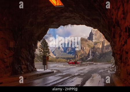 Yosemite-Nationalpark. Früh am Morgen Winter tunnel-Blick aus dem Inneren des Tunnels auf der Wawona rd. Bridalveil Fall auf der rechten Seite Stockfoto