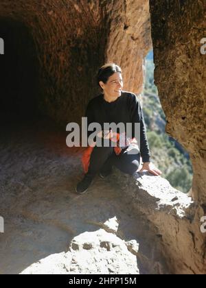 Rückansicht einer Person, die sich nach einer Wanderung in den Bergen ausruhte Stockfoto