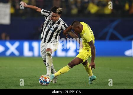 Villarreal, Spanien, 22nd. Februar 2022. Pervis Estupinan von Villarreal CF fordert Weston McKennie von Juventus heraus, eine Herausforderung, bei der der amerikanische Mittelfeldspieler während des UEFA Champions League-Spiels im Estadio de la CER‡mica in Villarreal behandelt und anschließend ersetzt werden müsste. Bildnachweis sollte lauten: Jonathan Moscrop / Sportimage Stockfoto