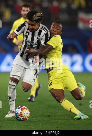 Villarreal, Spanien, 22nd. Februar 2022. Pervis Estupinan von Villarreal CF fordert Weston McKennie von Juventus heraus, eine Herausforderung, bei der der amerikanische Mittelfeldspieler während des UEFA Champions League-Spiels im Estadio de la CER‡mica in Villarreal behandelt und anschließend ersetzt werden müsste. Bildnachweis sollte lauten: Jonathan Moscrop / Sportimage Stockfoto