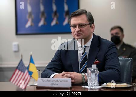 Arlington, Vereinigte Staaten Von Amerika. 22nd. Februar 2022. Arlington, Vereinigte Staaten von Amerika. 22. Februar 2022. Der ukrainische Außenminister Dmytro Kuleba während eines bilateralen Treffens mit dem US-Verteidigungsminister Lloyd J. Austin III am 22. Februar 2022 im Pentagon in Arlington, Virginia. Das Treffen folgt der Anerkennung separatistischer Regionen der Ostukraine durch den russischen Präsidenten Wladimir Putin, der gegen das Völkerrecht verstößt. Quelle: Lisa Ferdinando/DOD/Alamy Live News Stockfoto