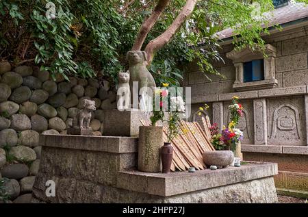 Nagoya, Japan - 20. Oktober 2019: Ein Altar mit den Statuen von Hunden und Katzen in der Gegend, die den toten Haustieren in der Nähe des Tierzementes gewidmet ist Stockfoto