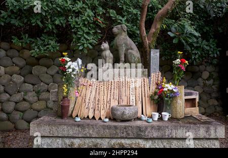 Nagoya, Japan - 20. Oktober 2019: Ein Altar mit den Statuen von Hunden und Katzen in der Gegend, die den toten Haustieren in der Nähe des Tierzementes gewidmet ist Stockfoto