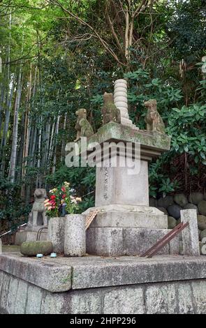 Nagoya, Japan - 20. Oktober 2019: Ein Altar mit den Statuen von Hunden und Katzen in der Gegend, die den toten Haustieren in der Nähe des Tierzementes gewidmet ist Stockfoto