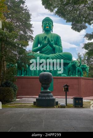 Nagoya, Japan - 20. Oktober 2019: Der riesige Buddha aus Bronze, umgeben von Statuen von Elefanten, Rentieren und Mönchen, die Darstellung des ersten serms Stockfoto