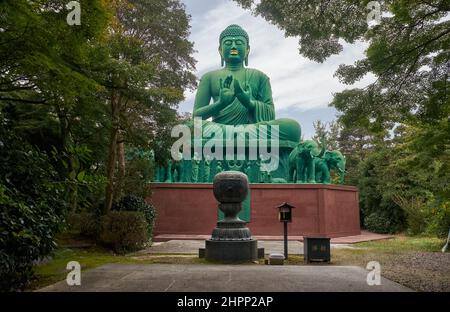 Nagoya, Japan - 20. Oktober 2019: Der riesige Buddha aus Bronze, umgeben von Statuen von Elefanten, Rentieren und Mönchen, die Darstellung des ersten serms Stockfoto