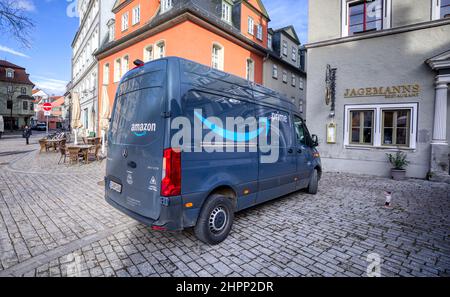 Weimar, 21. Februar 2022: Mercedes Sprinter von Amazon Prime steht in einer Fußgängerzone zum Laden von Paketen Stockfoto
