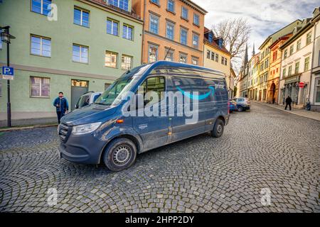 Weimar, 21. Februar 2022: Mercedes Sprinter von Amazon Prime steht in einer Fußgängerzone zum Laden von Paketen Stockfoto