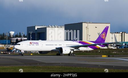 Everett, WA, USA - 21. Februar 2022; Thai Airways International 777 vor dem Boeing-Produktionswerk in Everett besteuert die Start- und Landebahn Stockfoto