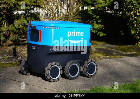 Monroe, WA, USA - 21. Februar 2022; autonomes elektrisches Lieferfahrzeug Amazon Prime Scout auf einem Bürgersteig in Monroe, Washington Stockfoto