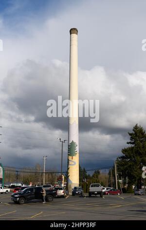 Monroe, WA, USA - 21. Februar 2022; The Condensery Smokestack von der Pacific Coast Condensed Milk Company (Carnation) in Monroe Washington Stockfoto