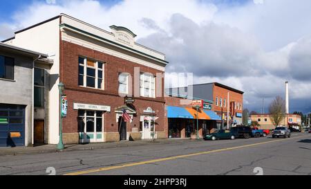 Monroe, WA, USA - 21. Februar 2022; Downtown Monroe Washington entlang der East Main Street mit der Historical Society und dem Museum im alten Rathaus Stockfoto